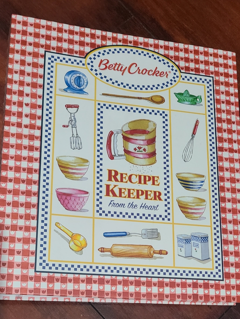 Betty Crocker Red and White Recipe Keeper Binder with Kitchen Illustration